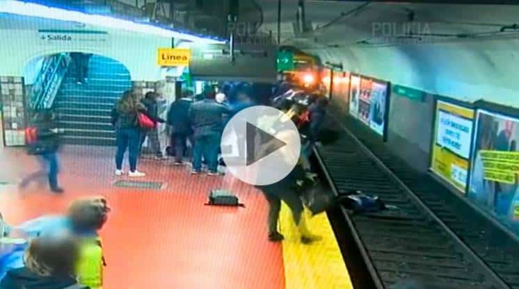 Se desmayó sobre una mujer y la empujó a las vías cuando llegaba el subte