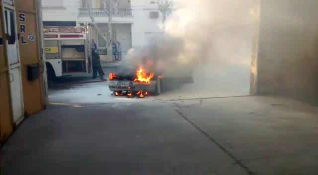 Un auto se prendió fuego antes de entrar al estacionamiento