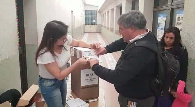 Voto accesible: Gabriel Morán, un bahiense ciego que votó en San Vicente de Paul