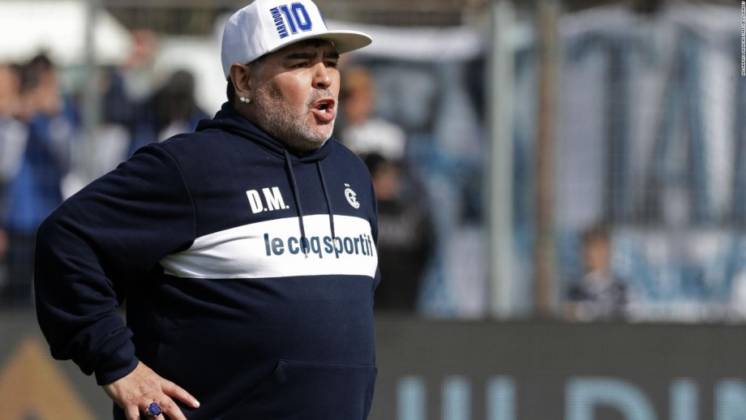 Entre idas y vueltas Diego Maradona sigue en Gimnasia de La Plata