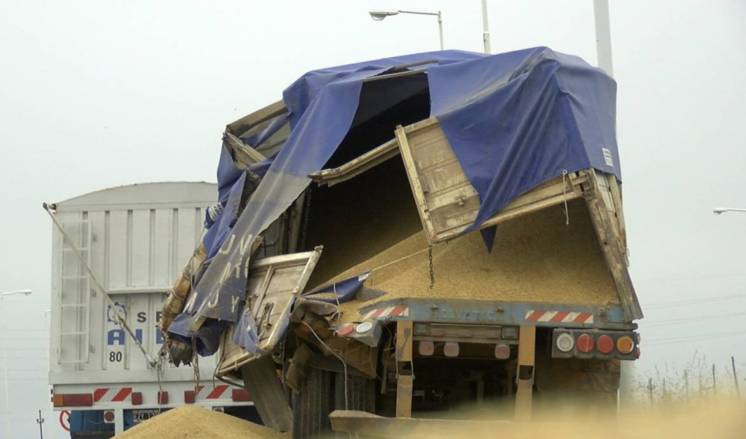 Perdió su carga tras chocar con otro camión