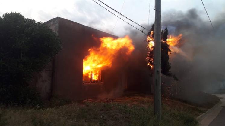 Un incendio arrasó con una casa y dejó varias dudas en San José al 1700