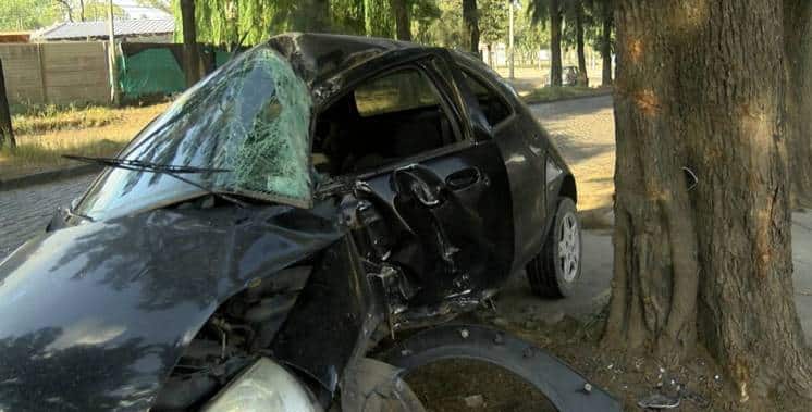 Perdió el control de su auto y chocó contra un árbol