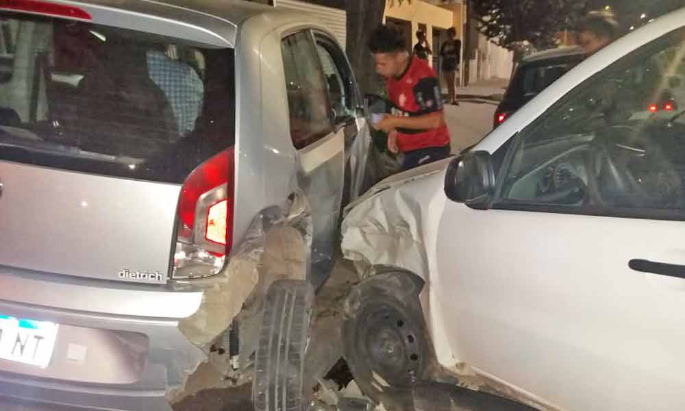 Un taxista chocó contra dos autos estacionados