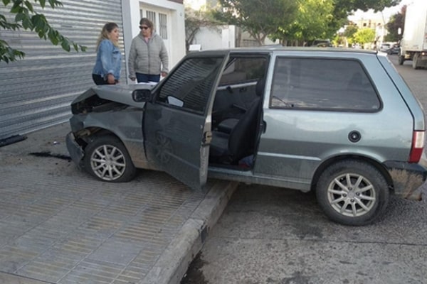 Iba alcoholizada y chocó contra el frente de un comercio