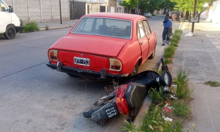 Chocaron contra un auto estacionado, el conductor tenía pedido de captura