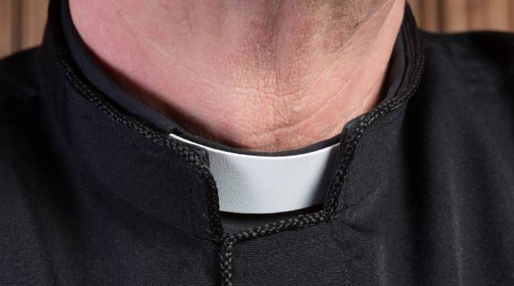 Una nena de 11 años grabó cuando un sacerdote abusó sexualmente de ella