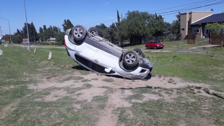 Volcó con su camioneta y resultó ileso