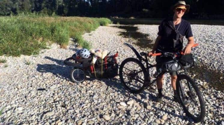 Un alemán llegó a la Argentina para recorrer la cordillera en bici y le robaron todo en Neuquén