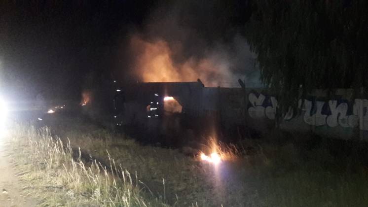 Viento en la madrugada: se quemó una casa, pastizales y hubo caídas de cables