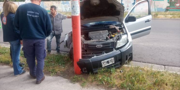 Perdió el control y chocó contra un poste de luz