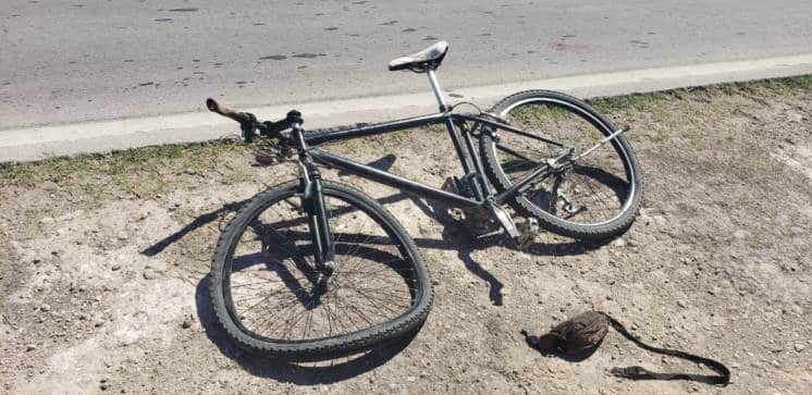 Un ciclista fue atropellado y lo dejan abandonado