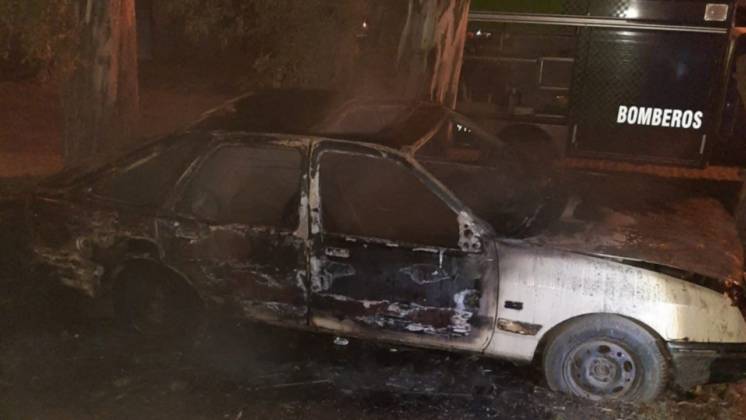 Un incendio destruyó por completo un auto