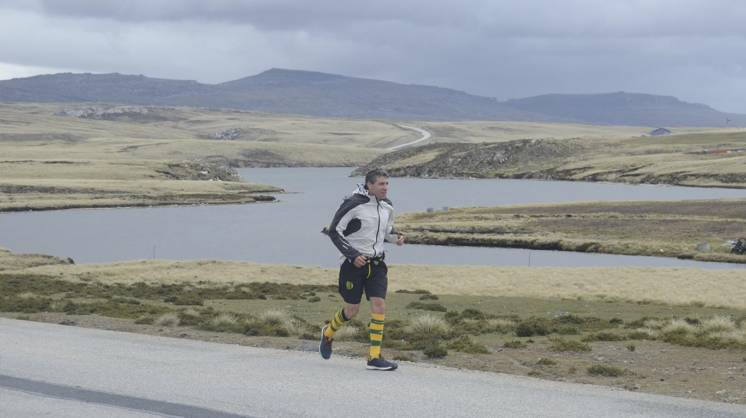 Corrió 250 kilómetros en las Islas Malvinas para homenajear a veteranos y caídos de ambos países