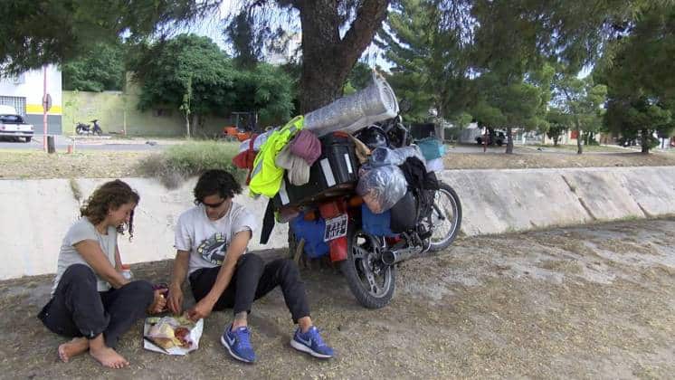 Jóvenes aventureros: Recorren el país en una “moto delivery”