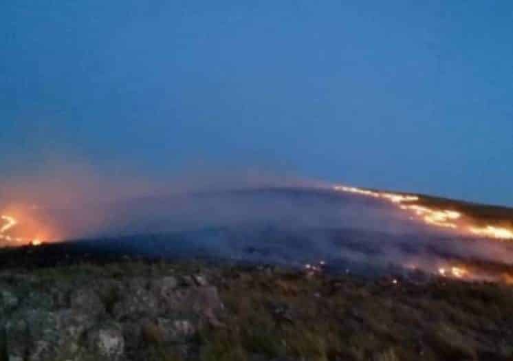 Bomberos voluntarios continúan trabajando en el incendio de la ruta 33