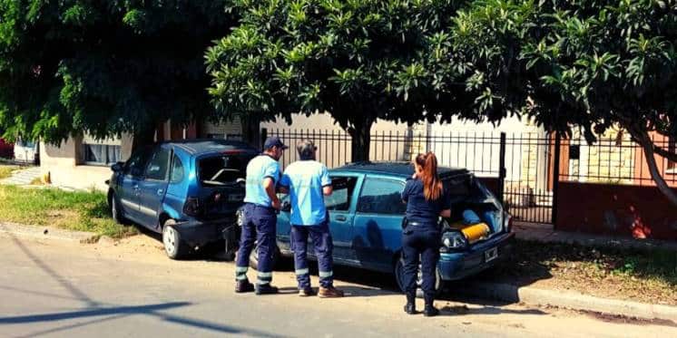 Iba borracho, sin documentación y chocó contra un auto estacionado