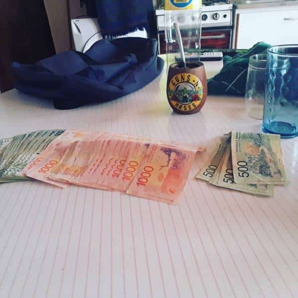 Encontró más de $100 mil pesos en un bolso y los devolvió