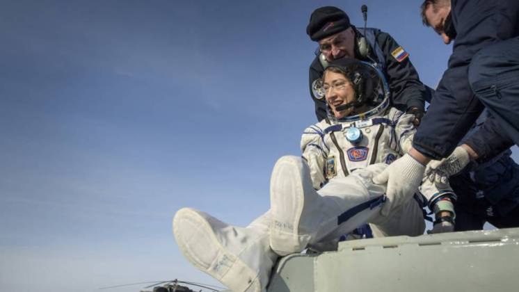 “Estoy abrumada y feliz”, dijo la astronauta que batió el récord femenino de permanencia en el espacio