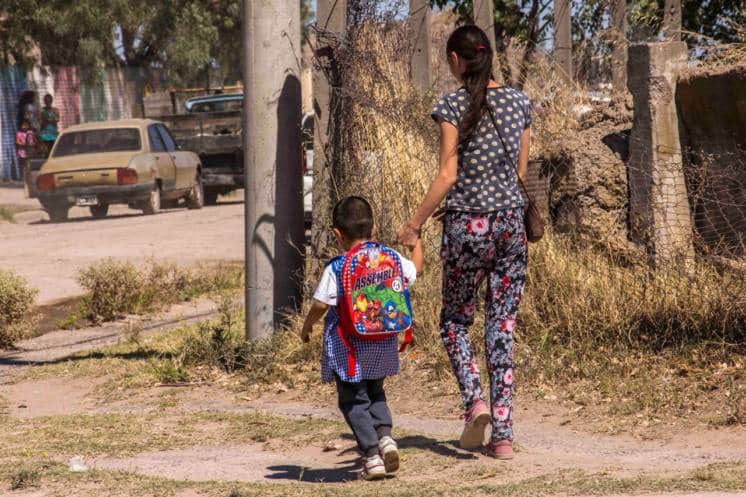 Lanzan una campaña solidaria para apadrinar a niños y brindarles un kit escolar