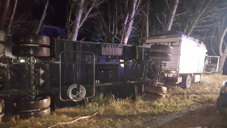 Un camión se accidentó cerca del cruce de Monte Hermoso