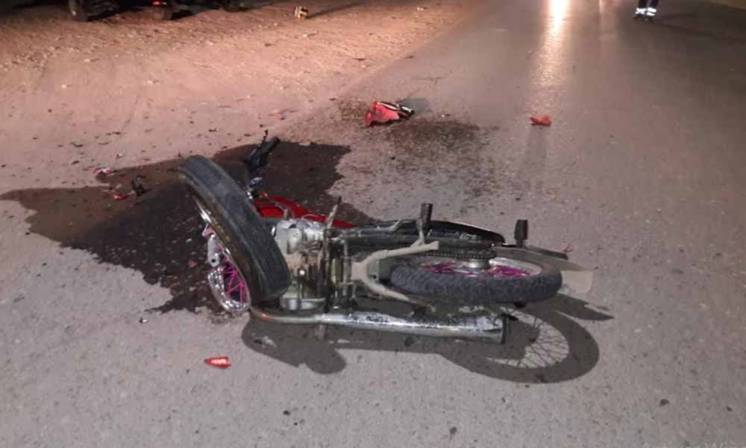 Un motociclista chocó contra un auto y terminó internado