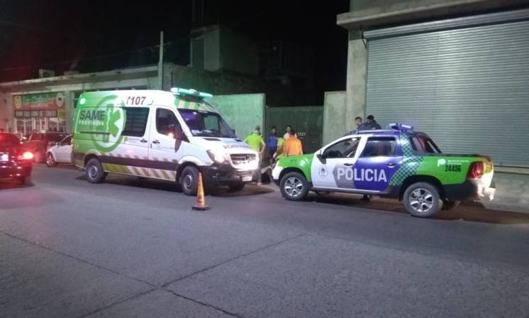 Dos jóvenes fueron hospitalizados tras chocar contra un taxi