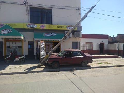 Con un bebé a bordo manejaba borracho y chocó contra un poste