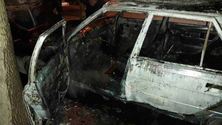 Dos autos aparecieron incendiados durante la madrugada