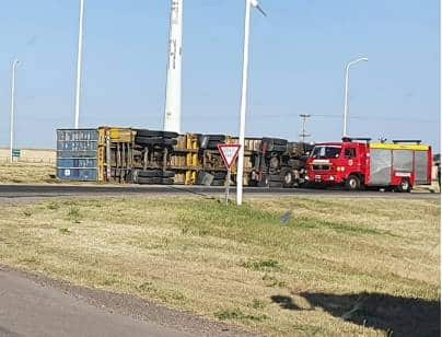 Volcó un camion en la rotonda de “los molinos”