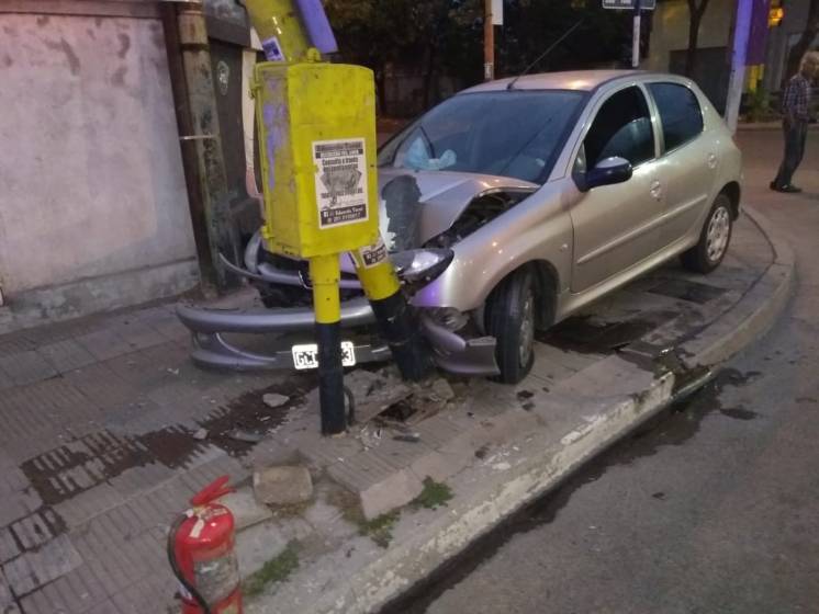 Chocó un semáforo y se negó al test de alcoholemia