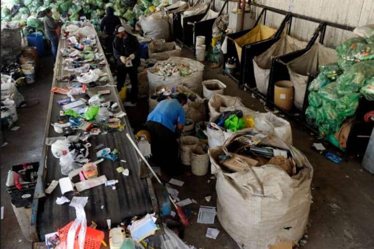 Eran cartoneros, se unieron y hoy hacen útiles escolares con telgopor reciclado