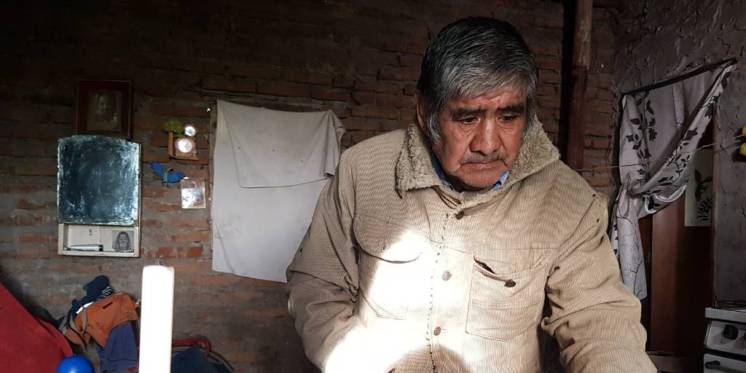 La triste historia de un hombre de 72 años que vive sin luz hace un mes