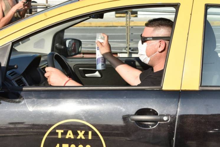 Taxistas y remiseros de la provincia deberán usar Tapabocas