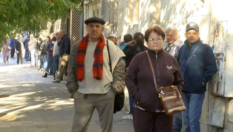 Reapertura de bancos: más de cuatro cuadras de fila para poder cobrar