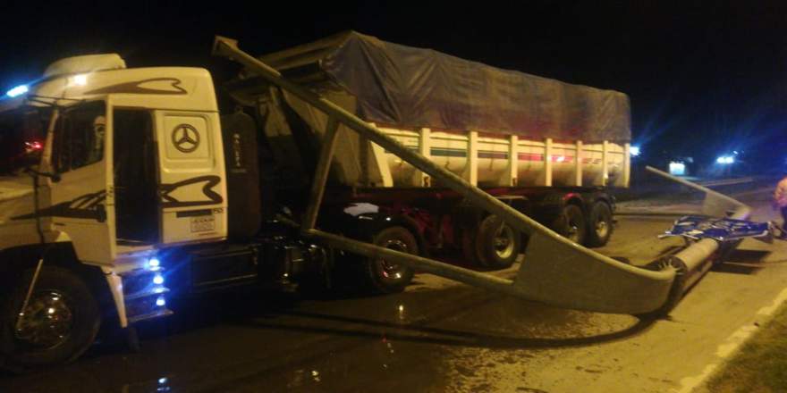 Un camión arrancó cartelería en la Autovía Juan Pablo II