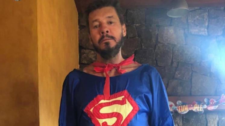 Disfrazado de Superman, Marcelo Tinelli animó el cumpleaños de su hijo Lolo