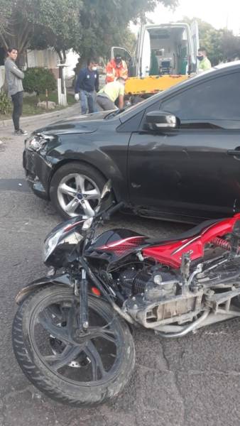 Motociclista herida tras chocar contra un auto