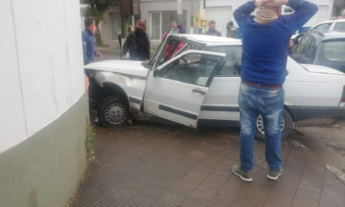 Un auto impactó contra una vivienda