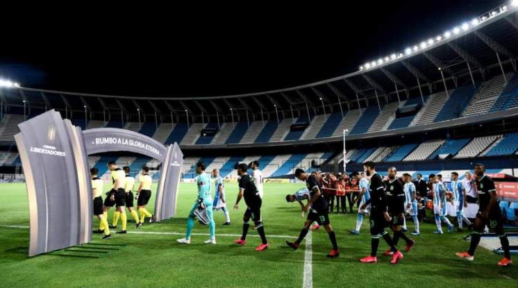 Prohibido escupir, besar la pelota y cambiar camisetas: el nuevo reglamento de Conmebol