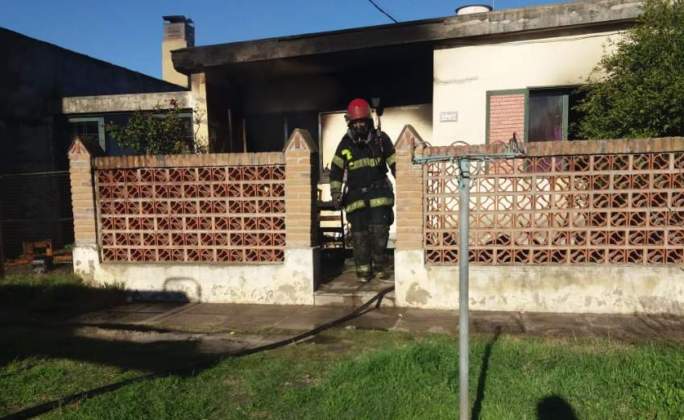 Un incendio destruyó una casa en Ingeniero White