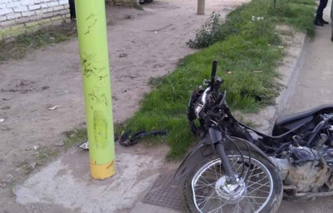 Evoluciona joven accidentado con su moto