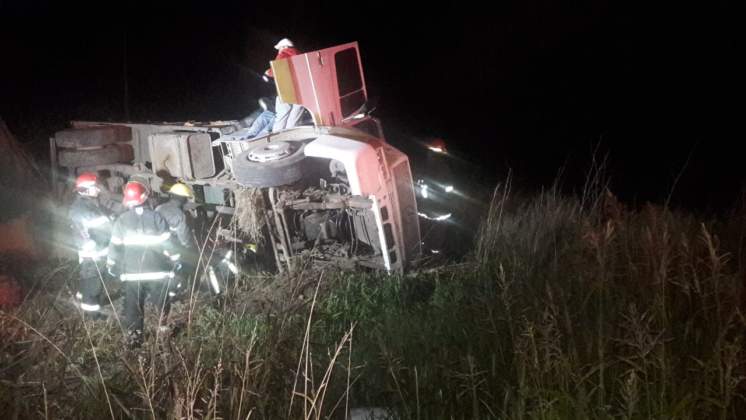 Un camión se quedó sin frenos y volcó