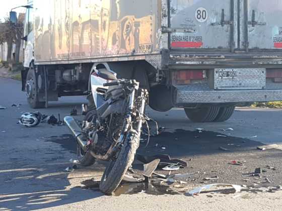 Motociclista herido tras chocar contra un camión