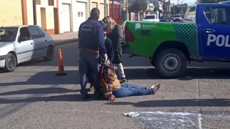 Embarazada asistida tras choque de moto con una camioneta