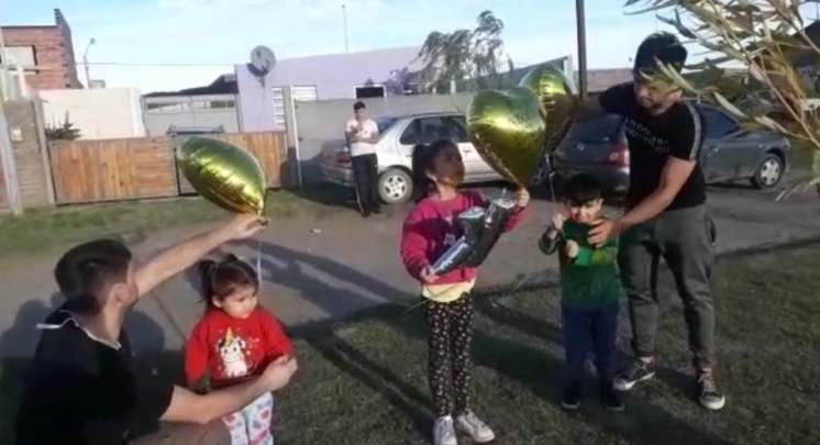 Su abuelo falleció por coronavirus y lo despidieron soltando globos al cielo