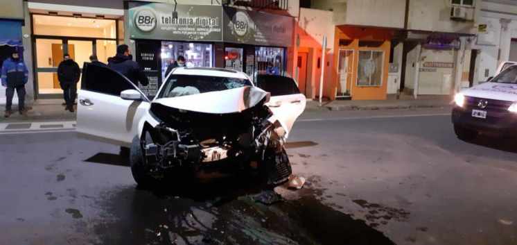 Un auto chocó contra una columna