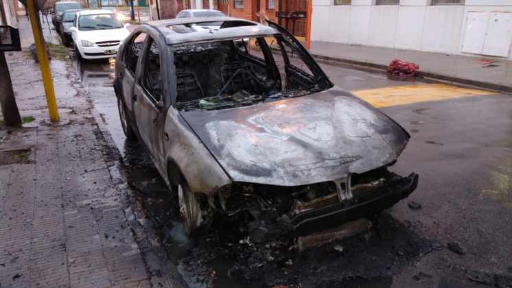 Investigan si fue intencional el incendio de un auto