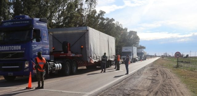 Intensifican los controles a los camiones antes de entrar a los galpones de empaque