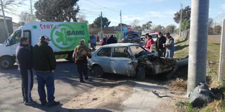 Perdió el control del auto y chocó contra un poste